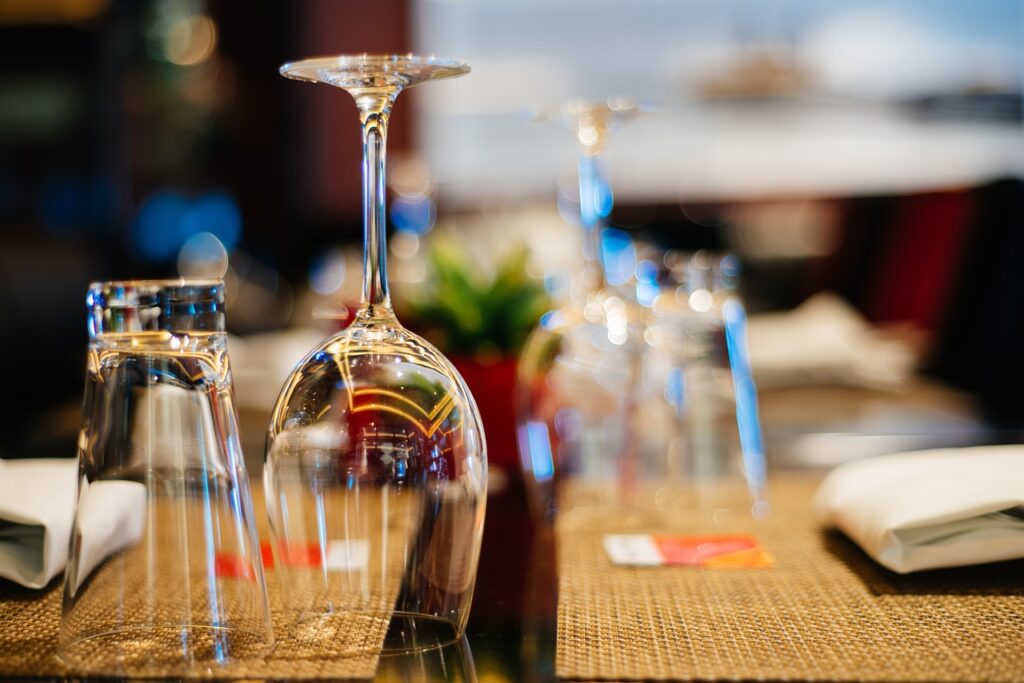 glasses, table, restaurant-601575.jpg